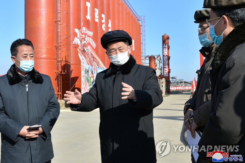 북한 김덕훈 내각총리, 탄소하나화학공업 건설장 시찰