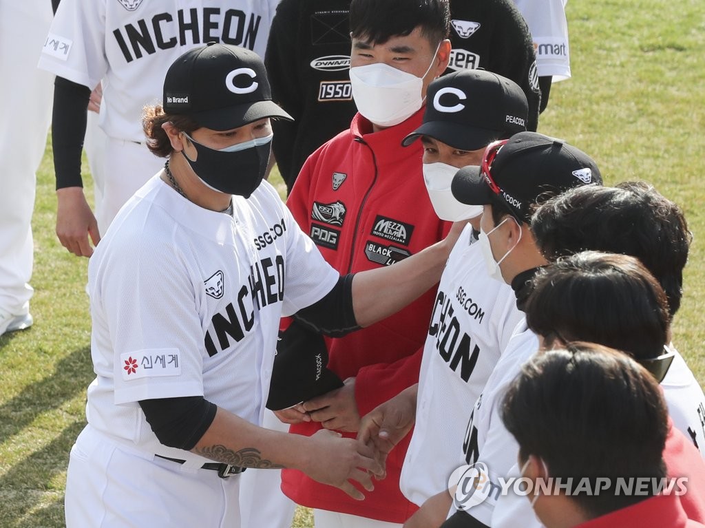 Choo Shin-soo itching for KBO game action, manager preaches