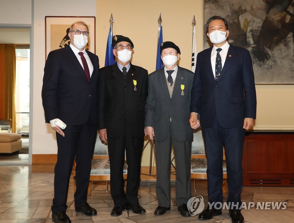 L'ambassadeur de France en Corée du Sud, Philippe Lefort (à gauche), a remis la médaille militaire de la France à Park Dong-ha (2e depuis la gauche) âgé de 93 ans et Park Mun-joon (3e depuis la gauche), 90 ans, deux vétérans sud-coréens qui ont combattu dans le bataillon français des Nations unies pendant la guerre de Corée (1950-1953), à l'occasion du 70e anniversaire de la bataille de Jipyeong-ri ou Chipyoung-ni, le jeudi 11 mars 2021, à l'ambassade à Séoul. (Photo d'archives Yonhap) 