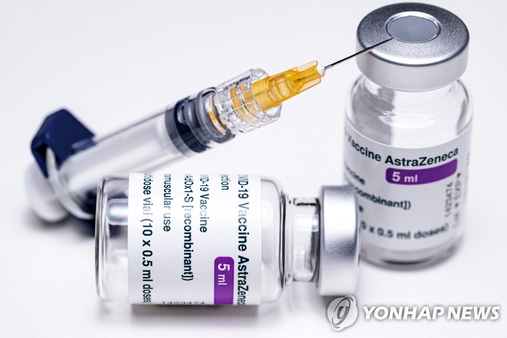 英アストラゼネカのワクチンと注射器（資料写真）=（ＡＦＰ=聯合ニュース）