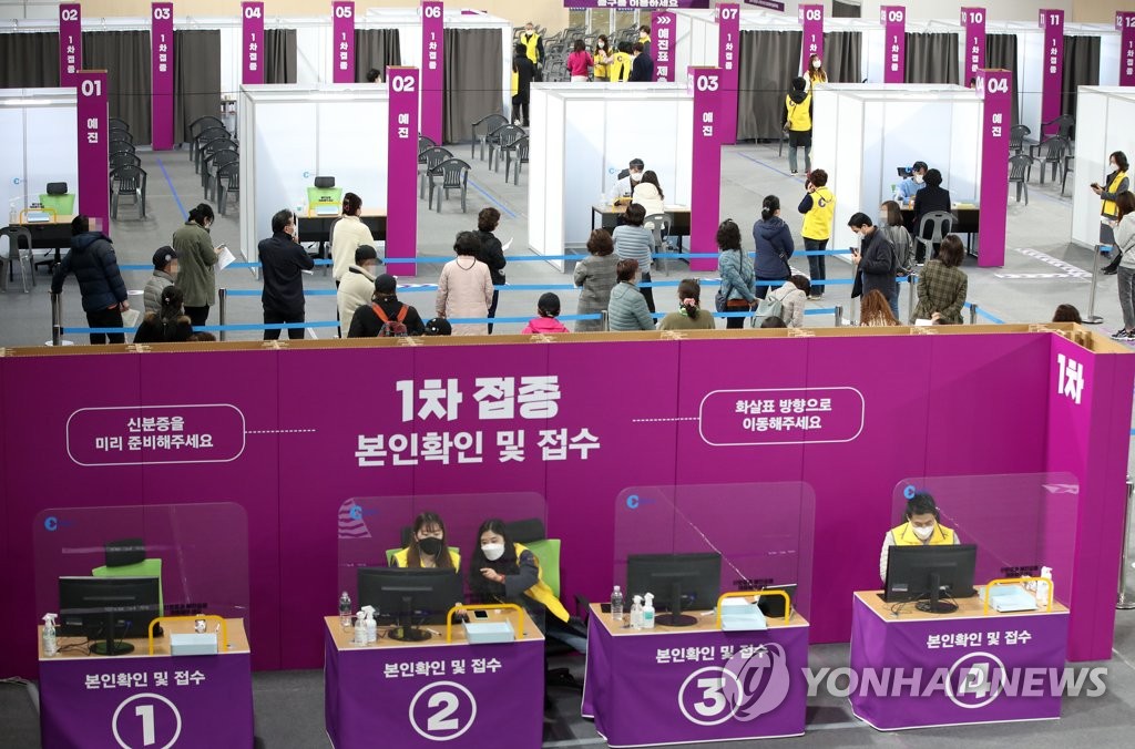 People stand in line to get vaccinated at a COVID-19 vaccination center in Chuncheon, 85 kilometers east of Seoul, on March 15, 2021. (Yonhap)