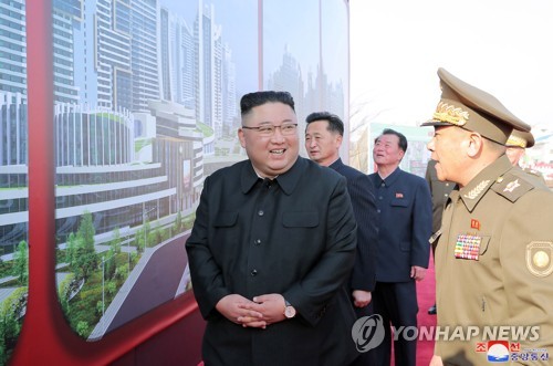 زعيم كوريا الشمالية يتفقد موقع بناء مساكن في بيونغ يانغ