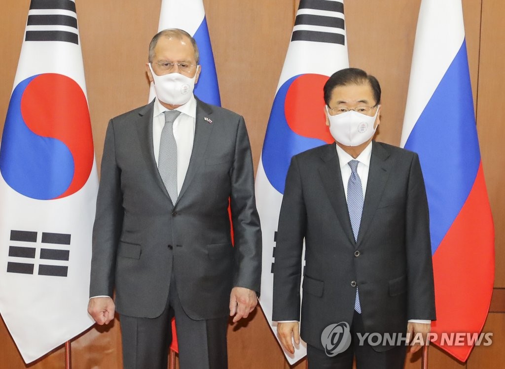 Foreign Minister Chung Eui-yong (R) and his Russian counterpart, Sergey Lavrov, pose for a photo before their talks at the foreign ministry in Seoul on March 25, 2021. (Pool photo) (Yonhap)
