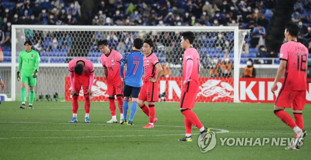 試合終了後、肩を落とす韓国の選手たち＝２５日、東京（聯合ニュース）