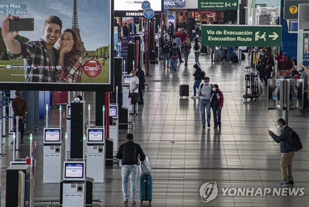 코로나19 악화로 국경봉쇄 앞둔 칠레의 산티아고 공항