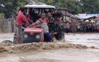 트랙터로 주민 대피 돕는 인도네시아 군인들
