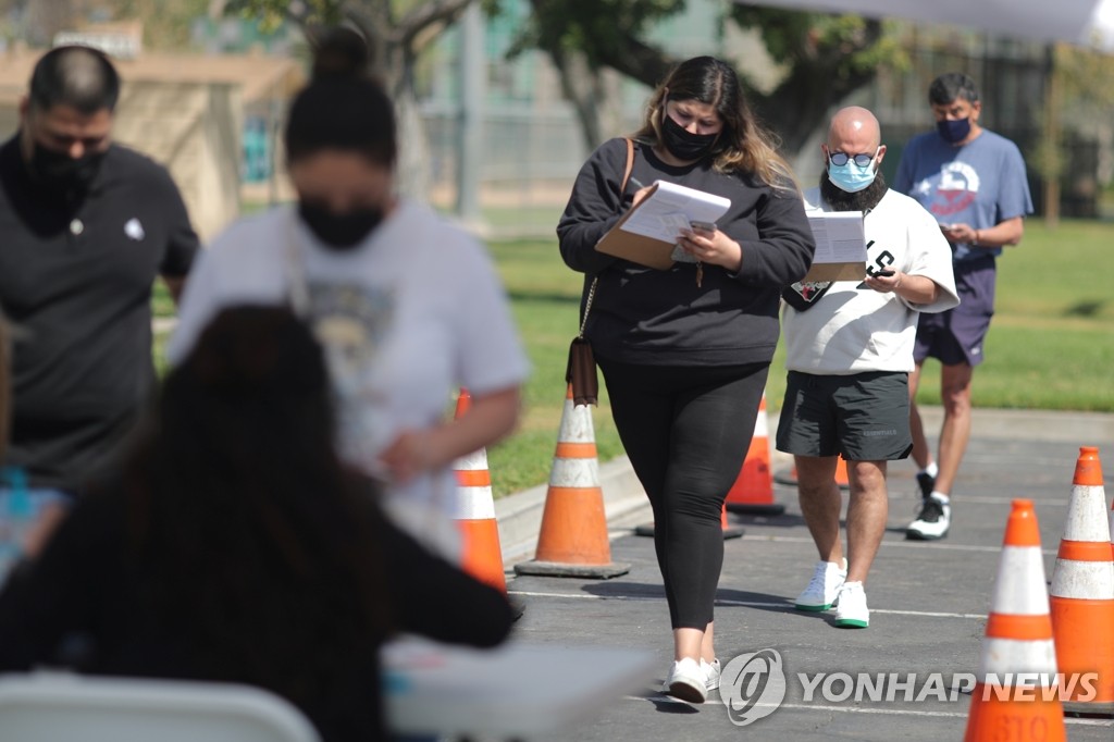 '코로나19 4차 유행 문턱' 미국서 백신 접종 나선 시민들