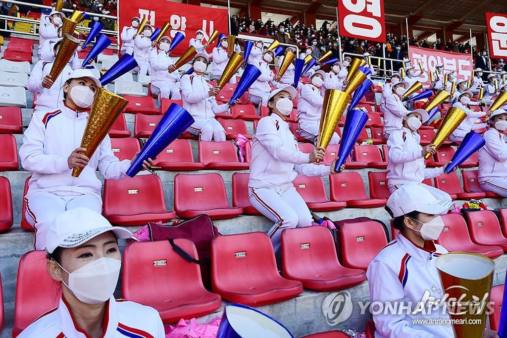 북한 태양절 맞이 도대항 군중 체육대회…마스크 쓰고 응원