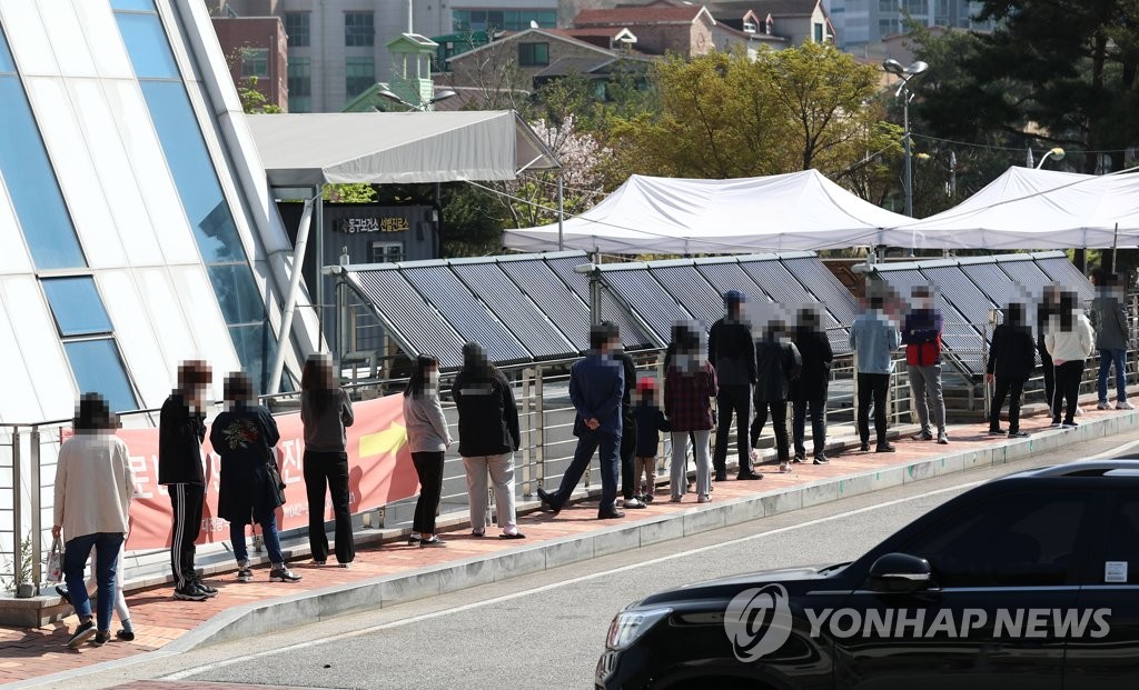韓国中部、大田市にある新型コロナウイルス検査のための専用診療所。入り口には順番を待つ人の列ができている＝７日、大田（聯合ニュース）