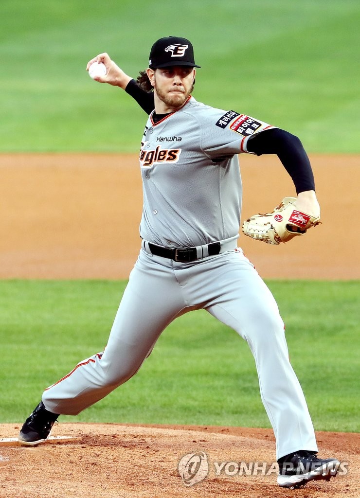 In this file photo from April 8, 2021, Hanwha Eagles' starter Nick Kingham pitches against the SSG Landers in the bottom of the first inning of a Korea Baseball Organization regular season game at Incheon SSG Landers Field in Incheon, 40 kilometers west of Seoul. (Yonhap)