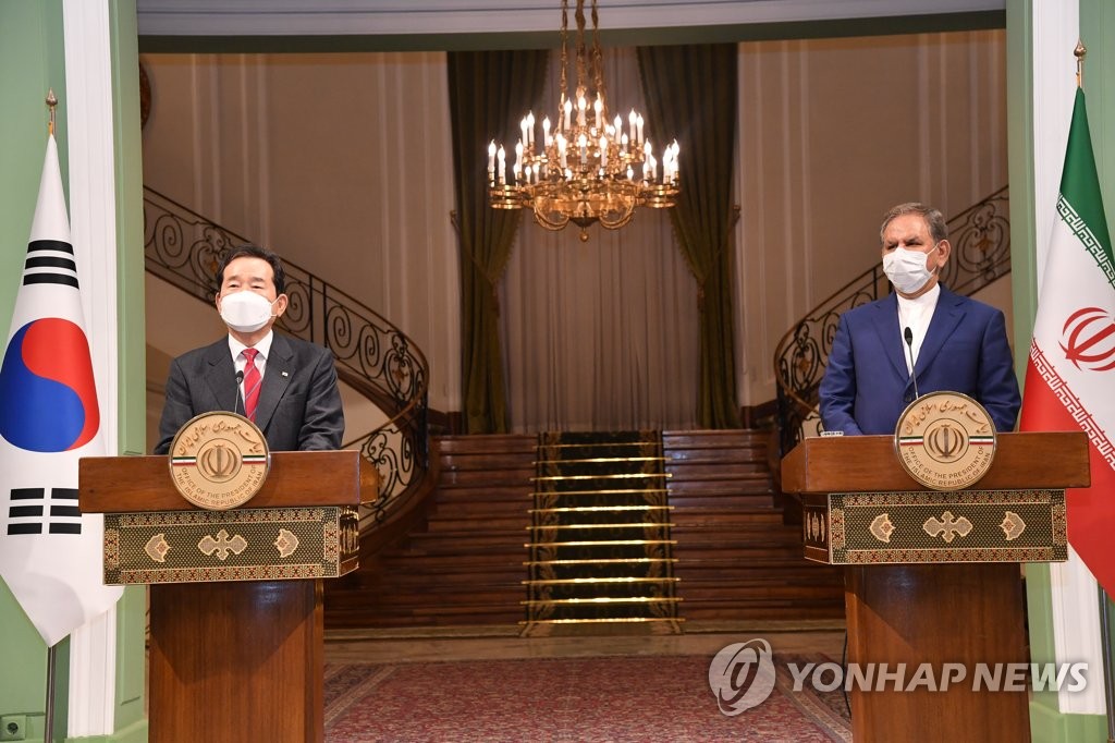 会見を行う丁首相（左）とジャハンギリ副大統領（国務総理室提供）＝（聯合ニュース）≪転載・転用禁止≫