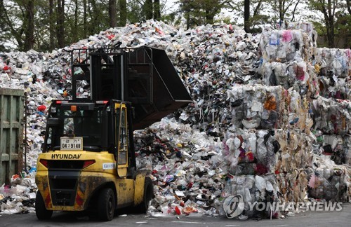 코로나19로 재활용 쓰레기 '급증'... 분주한 재활용수집소