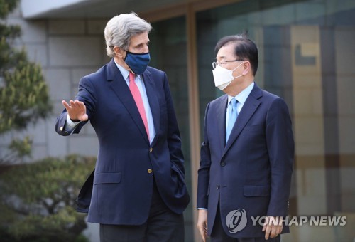 鄭義溶氏（右）とケリー氏は１７日、ソウルの外交部長官公邸で会談した（外交部提供）＝（聯合ニュース）≪転載・転用禁止≫