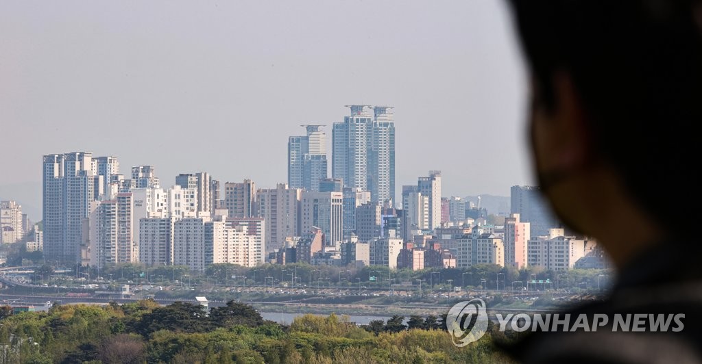 서울 성동구 응봉산에서 바라본 강남구 청담동 일대 아파트 단지 모습