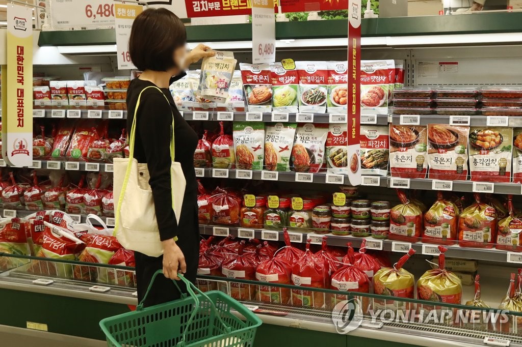 This file photo shows the kimchi section of a retail outlet in Seoul on April 21, 2021. (Yonhap)