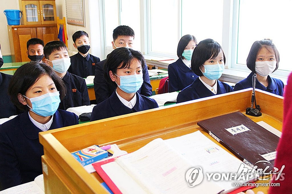 North Korean students wearing face masks attend a class at a high school in Pyongyang as the North has resumed in-person classes at schools amid the coronavirus pandemic, in this undated photo captured from the website of North Korean propaganda outlet Meari on April 29, 2021. (PHOTO NOT FOR SALE) (Yonhap)