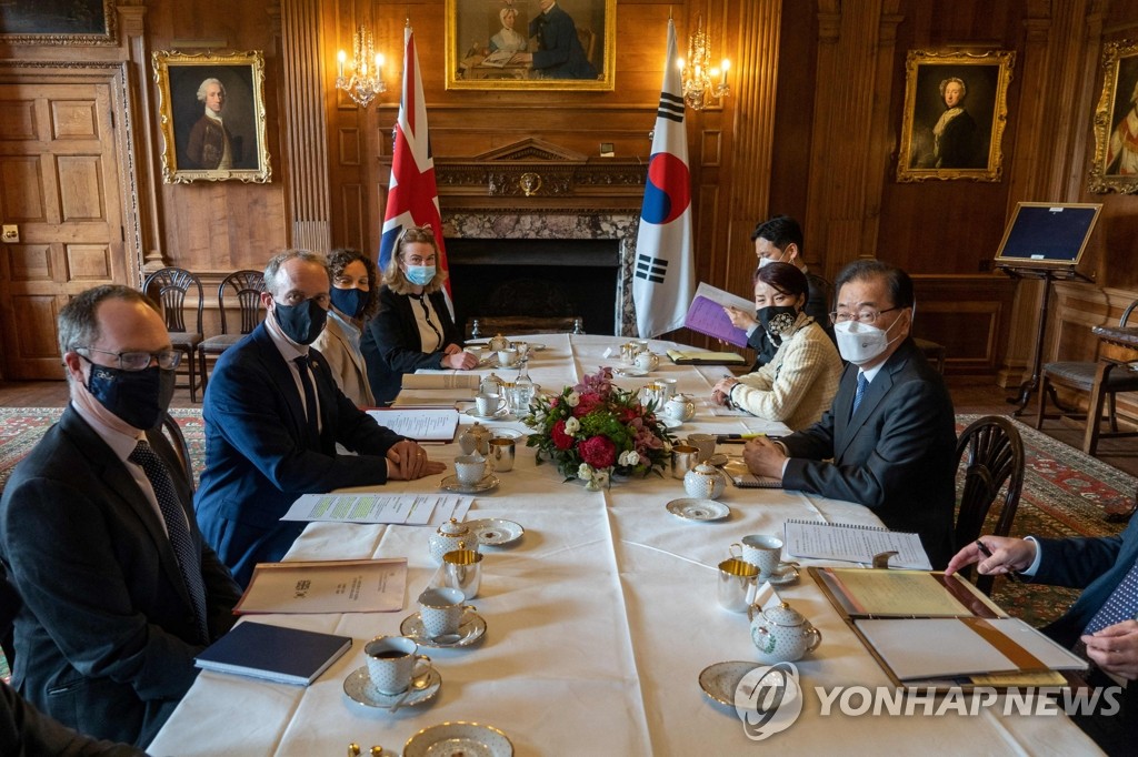 This photo, released on May 6, 2021 by AFP, shows Foreign Minister Chung Eui-yong (R) and his British counterpart, Dominic Raab (2nd from L), holding talks in Kent near London. (Yonhap)
