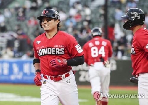 A month into KBO career, Choo Shin-soo finds two KT pitchers