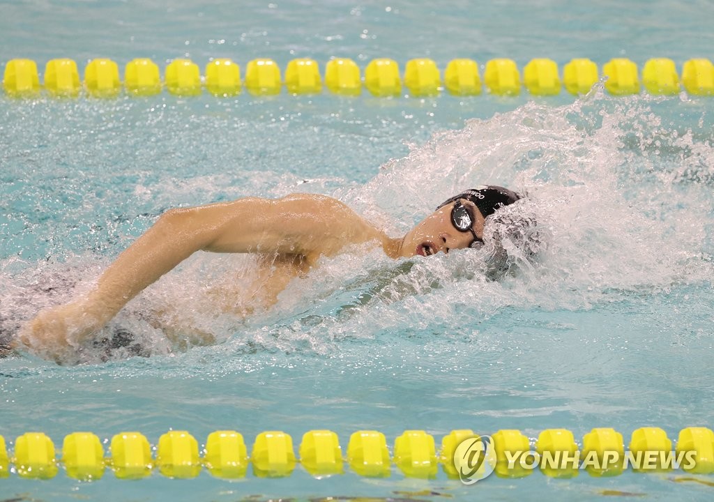 South Korean swimmer Hwang Sun-woo competes in the men's 200-meter freestyle race at the national team trials at Jeju Sports Complex in Jeju, Jeju Island, on May 16, 2021. (Yonhap)