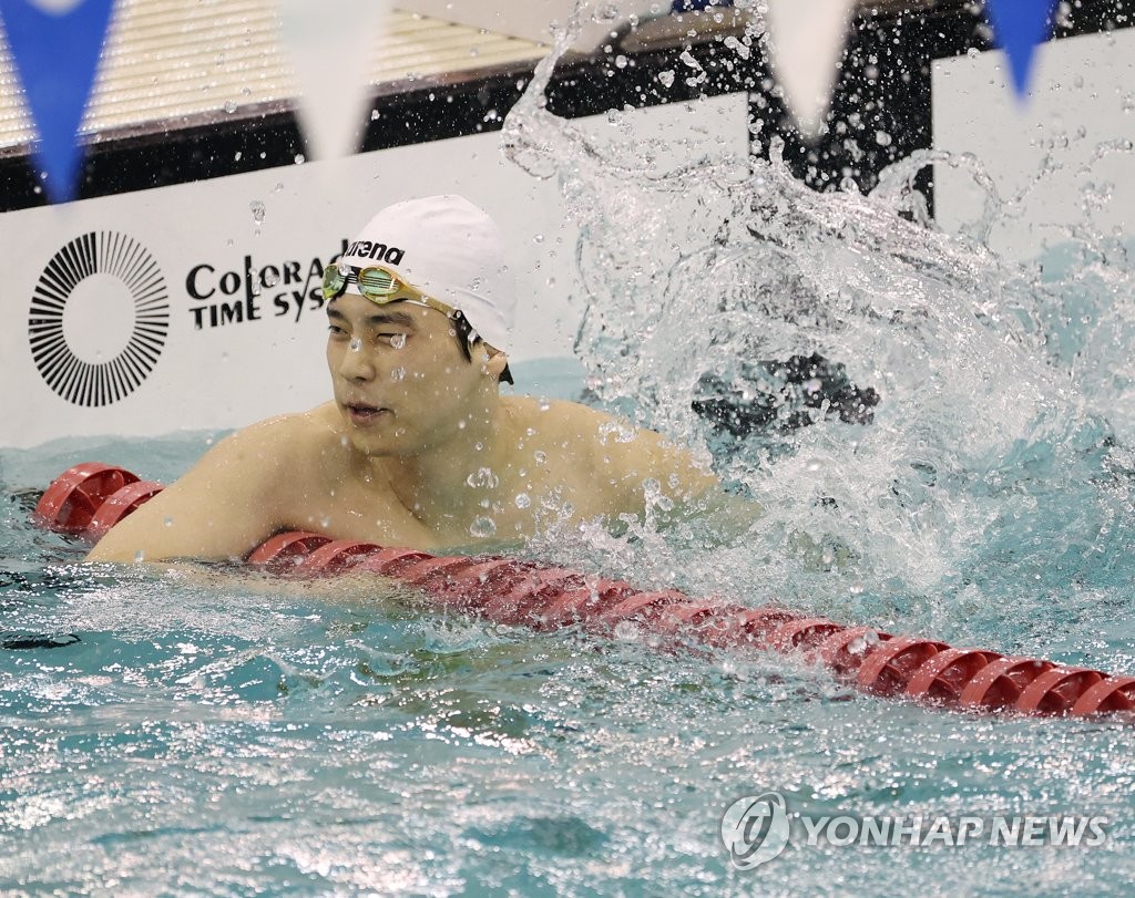 (الأولمبياد) السباح "لي جو-هو" يحطم الرقم القياسي الوطني في سباق 200 متر سباحة على الظهر للرجال - 1