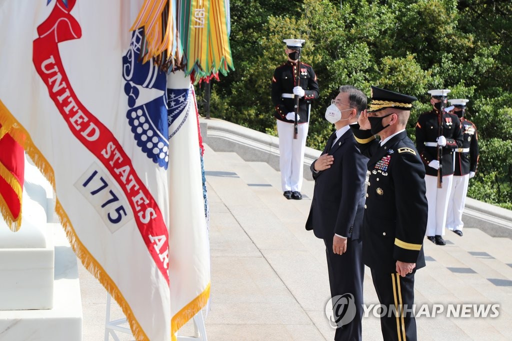 South Korean President Moon Jae-in (L) pays his respects at the Tomb of the Unknown Soldier at Arlington National Cemetery in Washington on May 20, 2021. (Yonhap) 