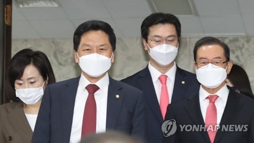 원내대책회의 참석하는 김기현과 이종배