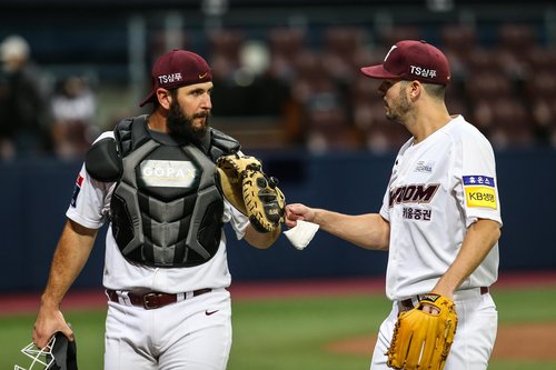 Landers take lead as KBO proves there's no place like home