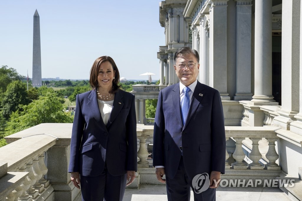 환담하는 문 대통령과 해리스 부통령