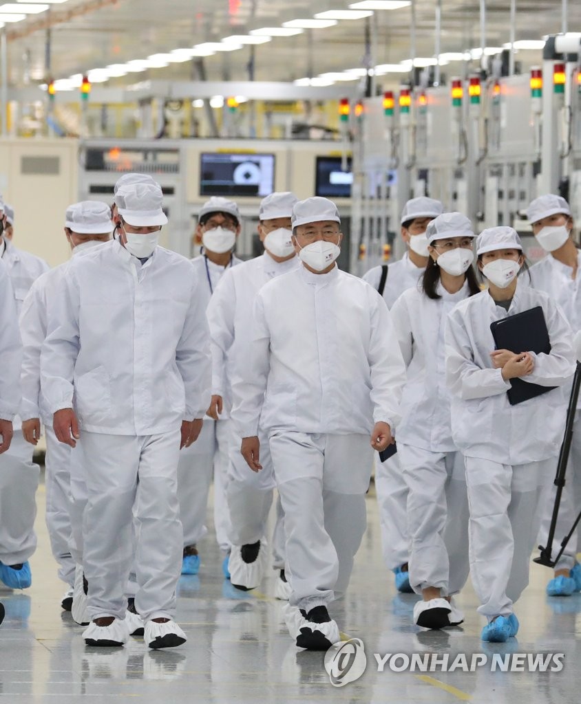 SK 전기차 배터리 공장 시찰하는 문 대통령 연합뉴스