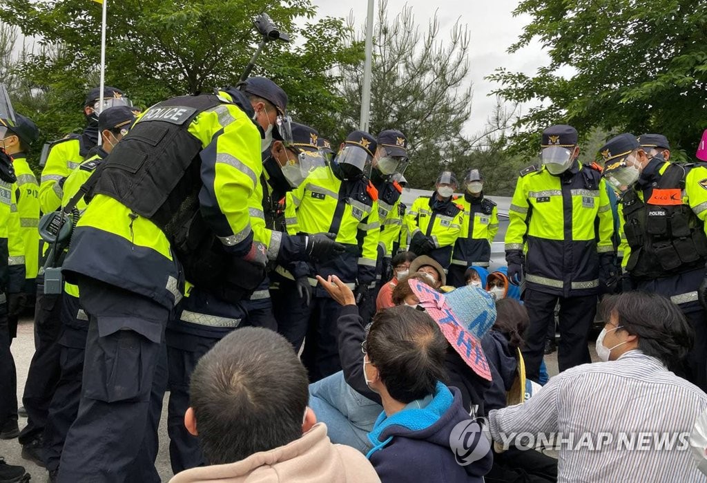 성주 사드기지 농성 주민, 시민단체 강제 해산 | 연합뉴스