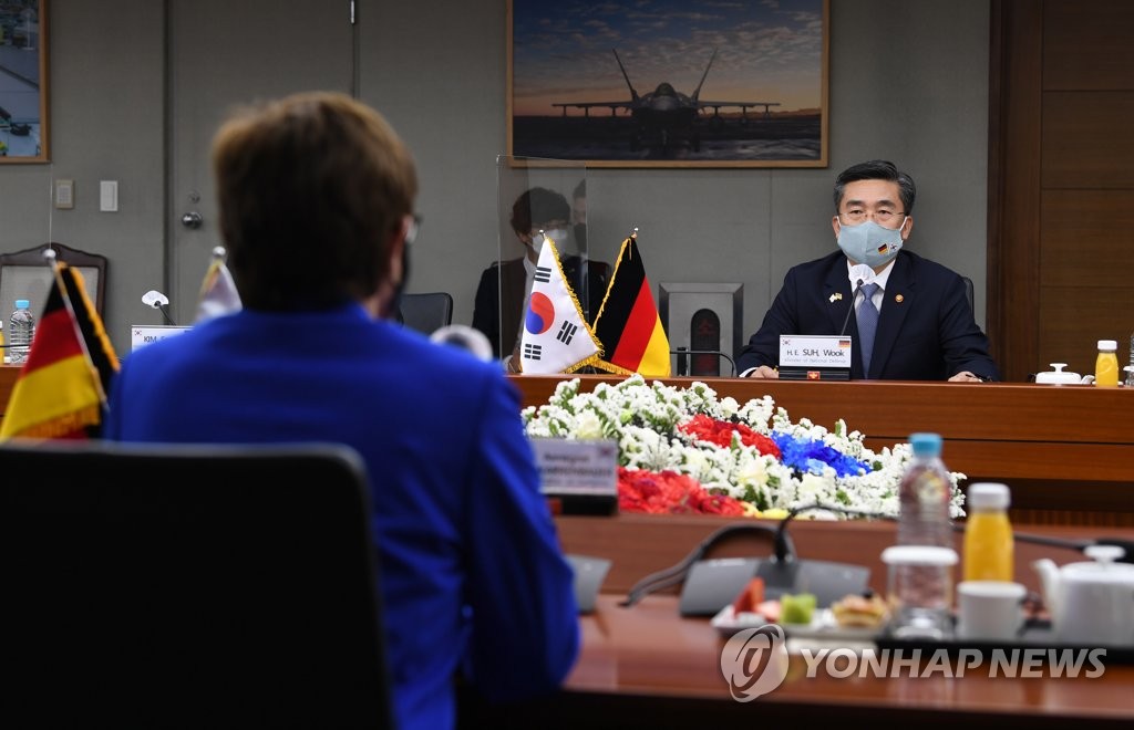 La foto, proporcionada por el Ministerio de Defensa, muestra al ministro de Defensa surcoreano, Suh Wook (dcha.), y su homóloga alemana, Annegret Kramp-Karrenbauer, sosteniendo conversaciones de seguridad, el 26 de mayo de 2021, en el ministerio, en Seúl. (Prohibida su reventa y archivo)