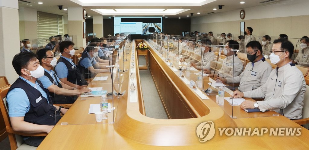 마주 앉은 현대차 노사 교섭 대표들