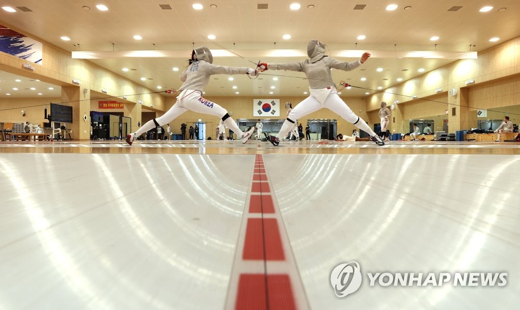 Des escrimeurs sud-coréens s'entraînent au Centre national d'entraînement de Jincheon, à 90 kilomètres au sud de Séoul, le 14 avril 2021.