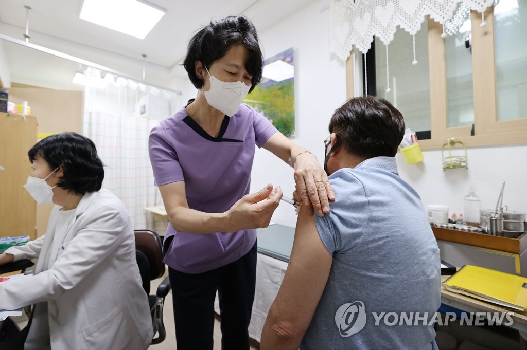 Une membre du personnel médical injecte un vaccin contre le nouveau coronavirus (Covid-19) à Séoul le lundi 7 juin 2021. 