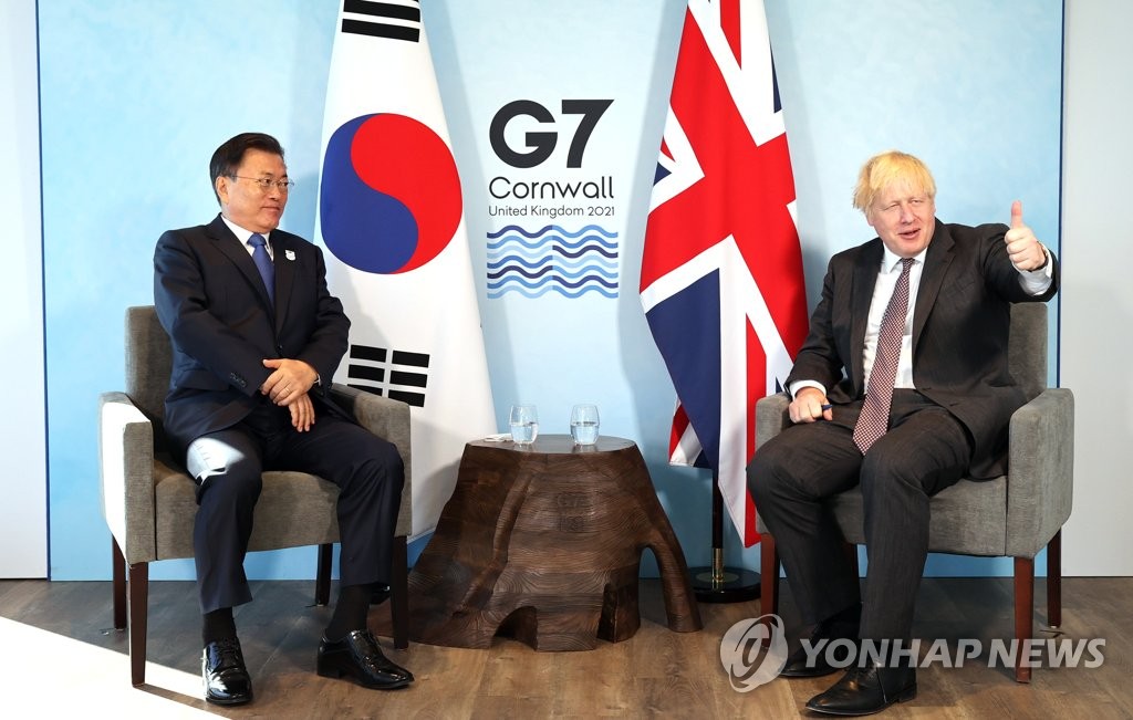 (LEAD) Moon tient un sommet avec le Premier ministre britannique