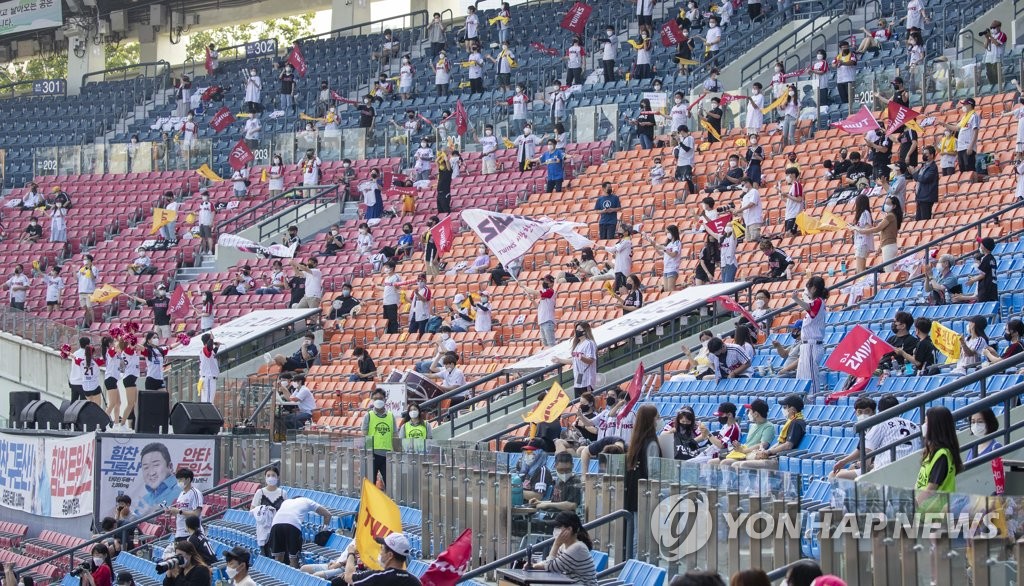 This file photo from June 13, 2021, shows fans at a Korea Baseball Organization regular season game between the home team LG Twins and the Doosan Bears at Jamsil Baseball Stadium in Seoul. (Yonhap)