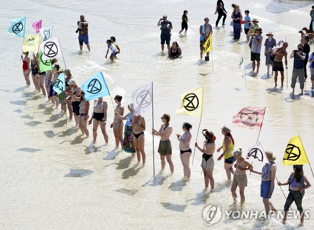 G7 정상회의장 밖 시위 나선 환경단체 '멸종저항' 활동가들
