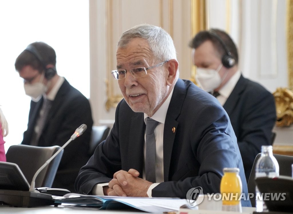 Austrian President Alexander Van der Bellen delivers remarks during a summit with South Korean President Moon Jae-in at the Hofburg Palace in Vienna on June 14, 2021. (Yonhap)