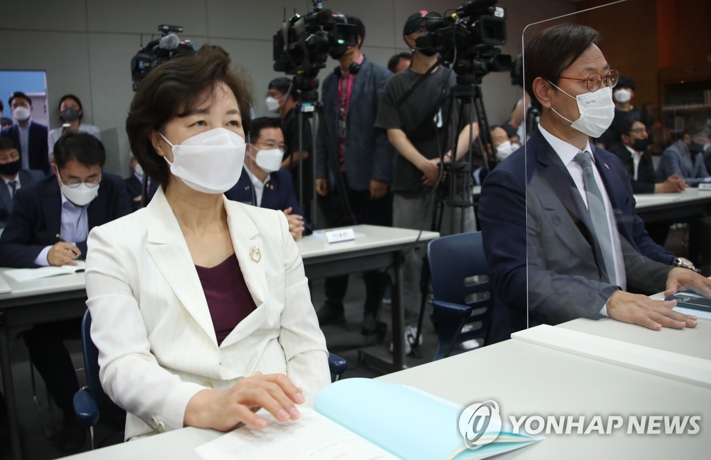 This photo, taken June 15, 2021, shows former Justice Minister Choo Mi-ae (L) attending an event at Yonsei University in Seoul marking the 21st anniversary of the landmark inter-Korean summit. (Yonhap)