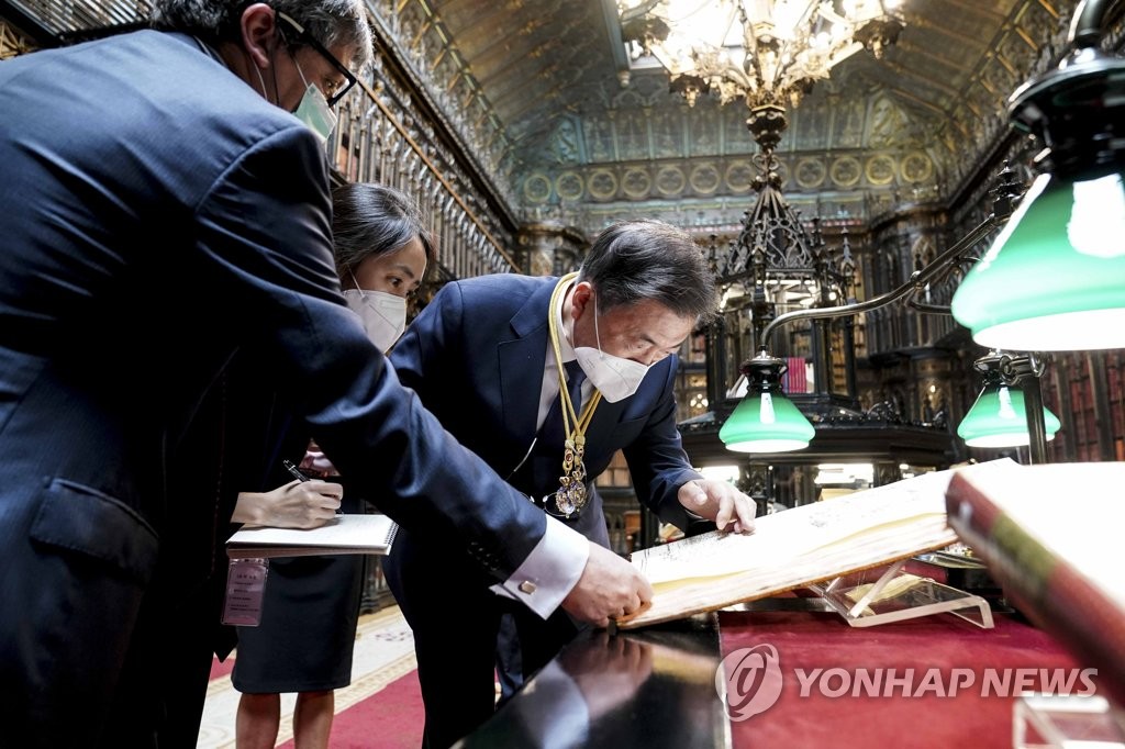 スペインで古地図閲覧した文大統領　「独島は韓国領土」