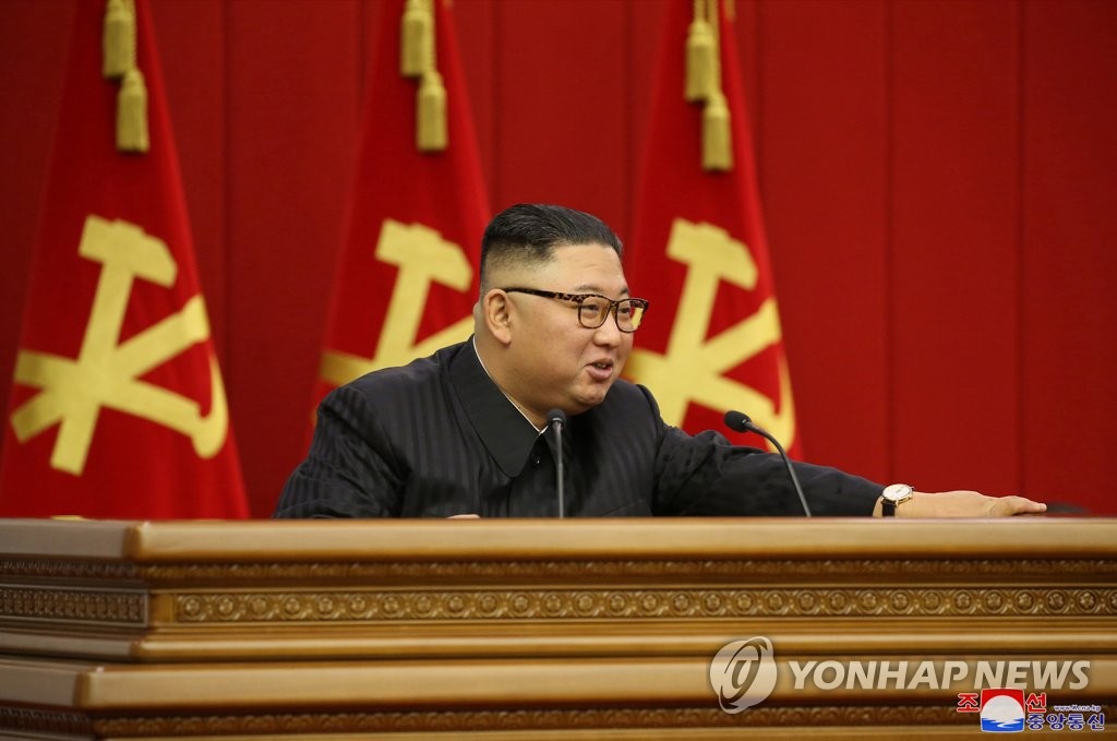 북한 당 전원회의 주재하는 김정은…미소 띤 얼굴