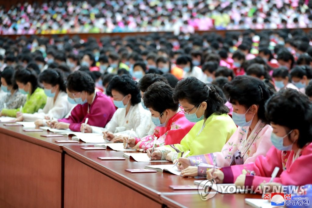 Portant des masques bleus, des déléguées d'organisations syndicales de femmes nord-coréennes prennent des notes lors du 7e congrès de l'Union des femmes socialistes de Corée (SWUK), une branche du Parti du travail au pouvoir, à Pyongyang, sur cette photo non datée publiée par l'Agence centrale de presse nord-coréenne (KCNA) le 22 juin 2021. (Utilisation en Corée du Sud uniquement et reproduction interdite)