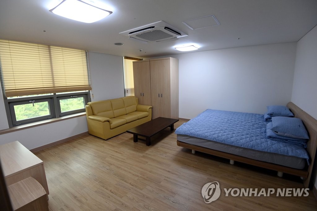 Cette photo fournie par Joint Press Corps, le 23 juin 2021, montre une chambre préparée pour les transfuges nord-coréens qui séjournent au Centre de protection des réfugiés nord-coréens.