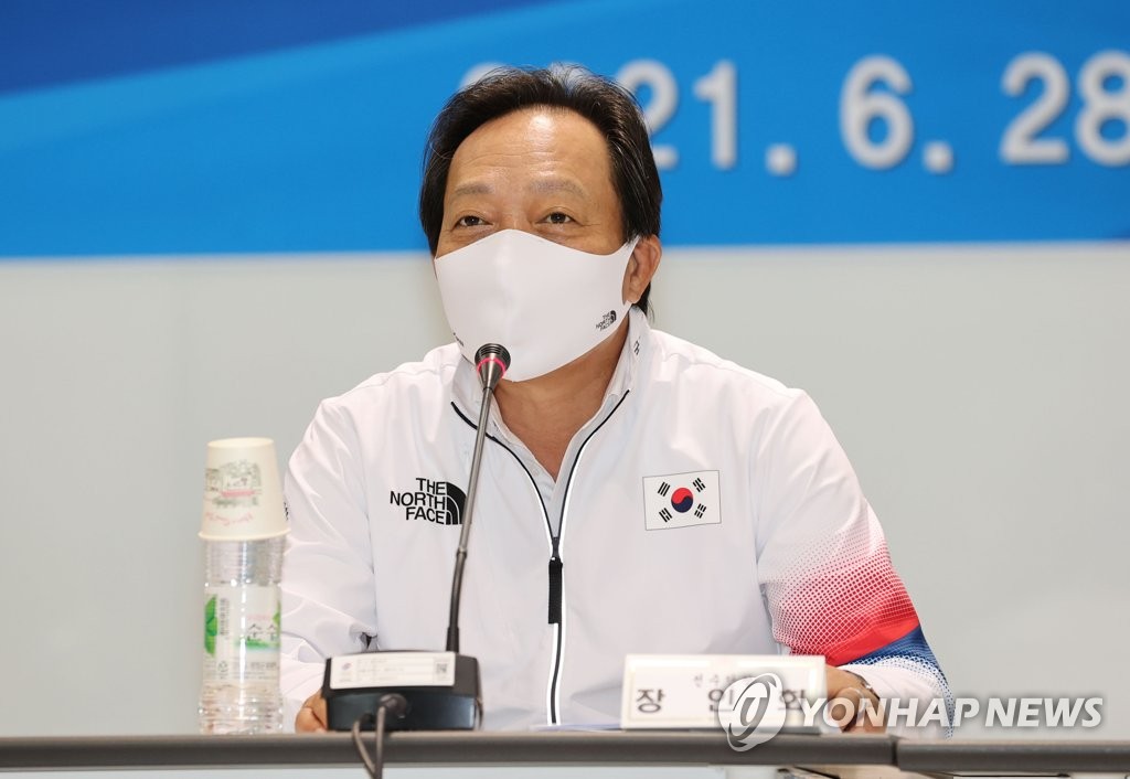 Jang In-hwa, chef de mission pour la Corée du Sud aux Jeux olympiques de Tokyo, s'exprime lors d'une conférence de presse au Centre national d'entraînement de Jincheon, à 90 kilomètres au sud de Séoul, le 28 juin 2021.