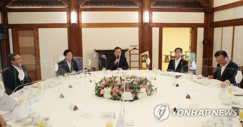 Le président Moon Jae-in prend la parole avec les dirigeants des principales organisations constitutionnelles le mercredi 30 juin 2021, à Cheong Wa Dae, lors d'un déjeuner officiel. De gauche à droite : le chef de la Cour constitutionnelle Yoo Nam-seok, le président de l'Assemblée nationale Park Byeong-seug, Moon, le président de la Cour suprême Kim Meong-su et le Premier ministre Kim Boo-kyum. 