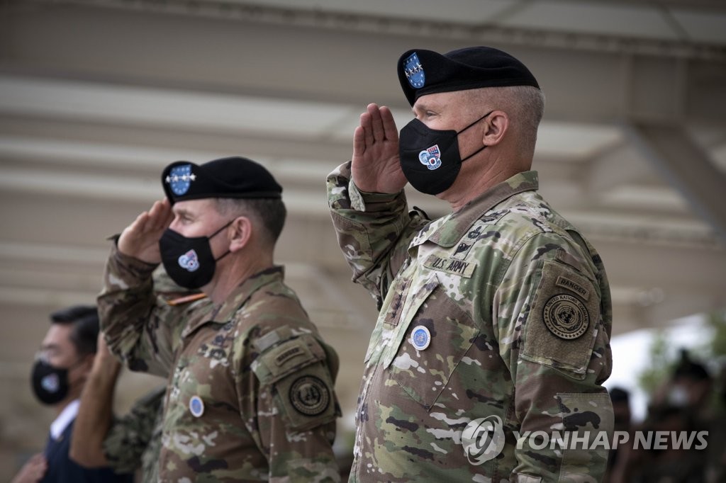 资料图片：7月2日，在京畿道平泽市驻韩美军基地举行的韩美联合司令官就任仪式，新任司令官保尔·拉卡梅拉敬礼。 韩联社/联合摄影团