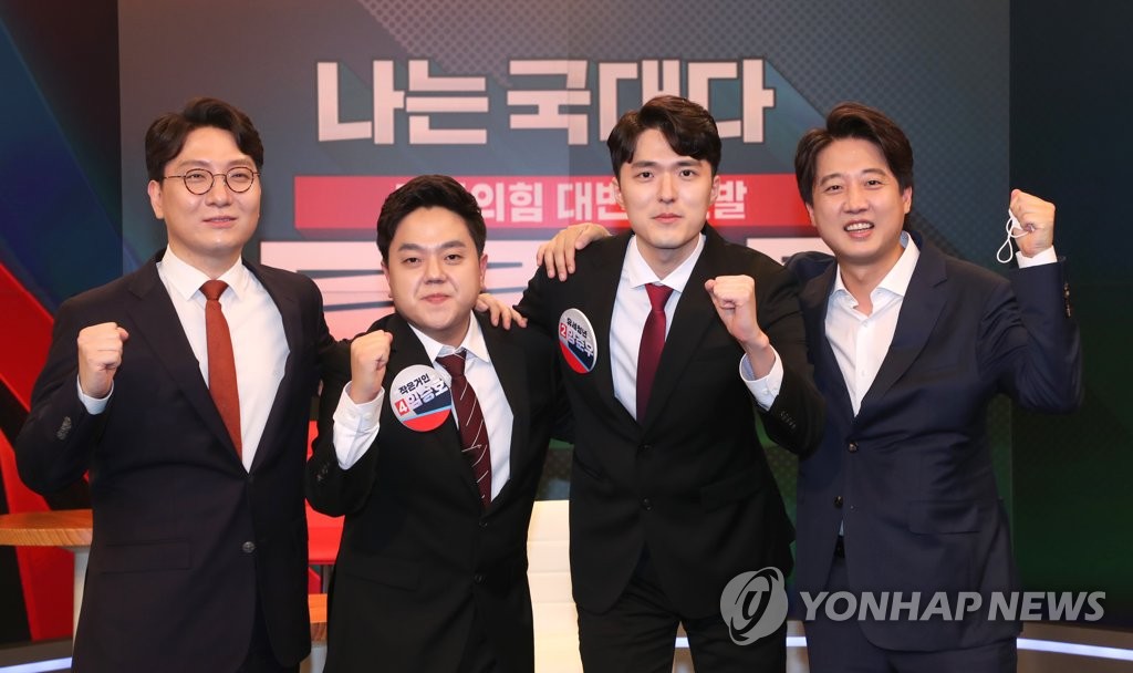 Lee Jun-seok (R), head of the People Power Party, pose with the party's new spokespeople selected in an open audition program held in Seoul on July 5, 2021. From left are fourth-place Shin In-kyu, winner Lim Seung-ho, and runner-up Yang Jun-woo. (Pool photo) (Yonhap)
