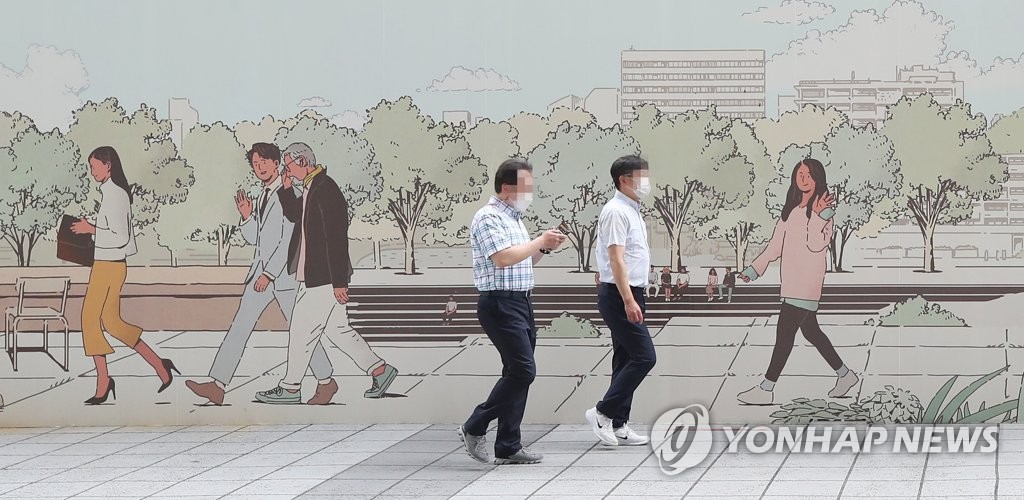 Citizens walk past a mural in central Seoul on July 12, 2021. (Yonhap)