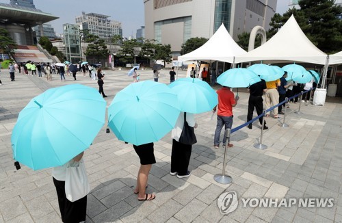 인천 남동구 구월동 선별검사소에 몰린 시민들