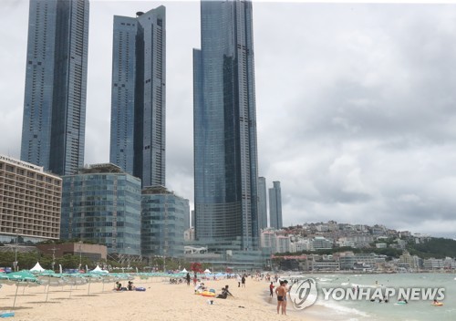 휴가철 폭염특보 속 전국 해수욕장 한산…"코로나19 확산 불안"